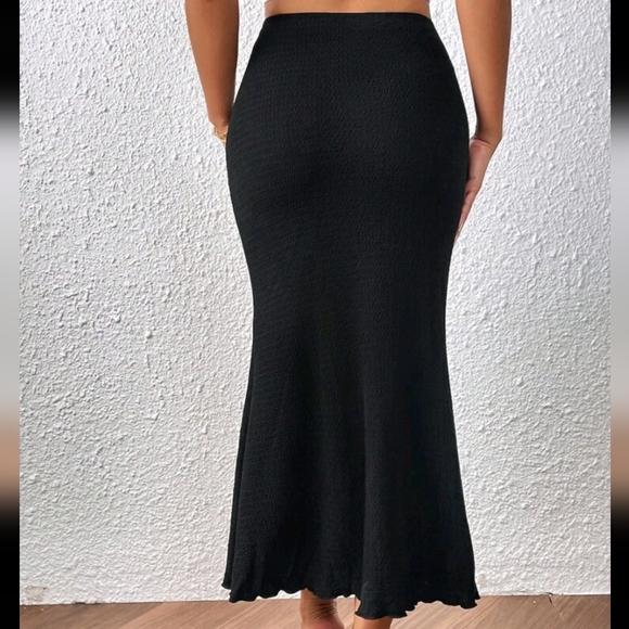 Women Solid Mermaid Hem Black Skirt - Picture 3 of 4